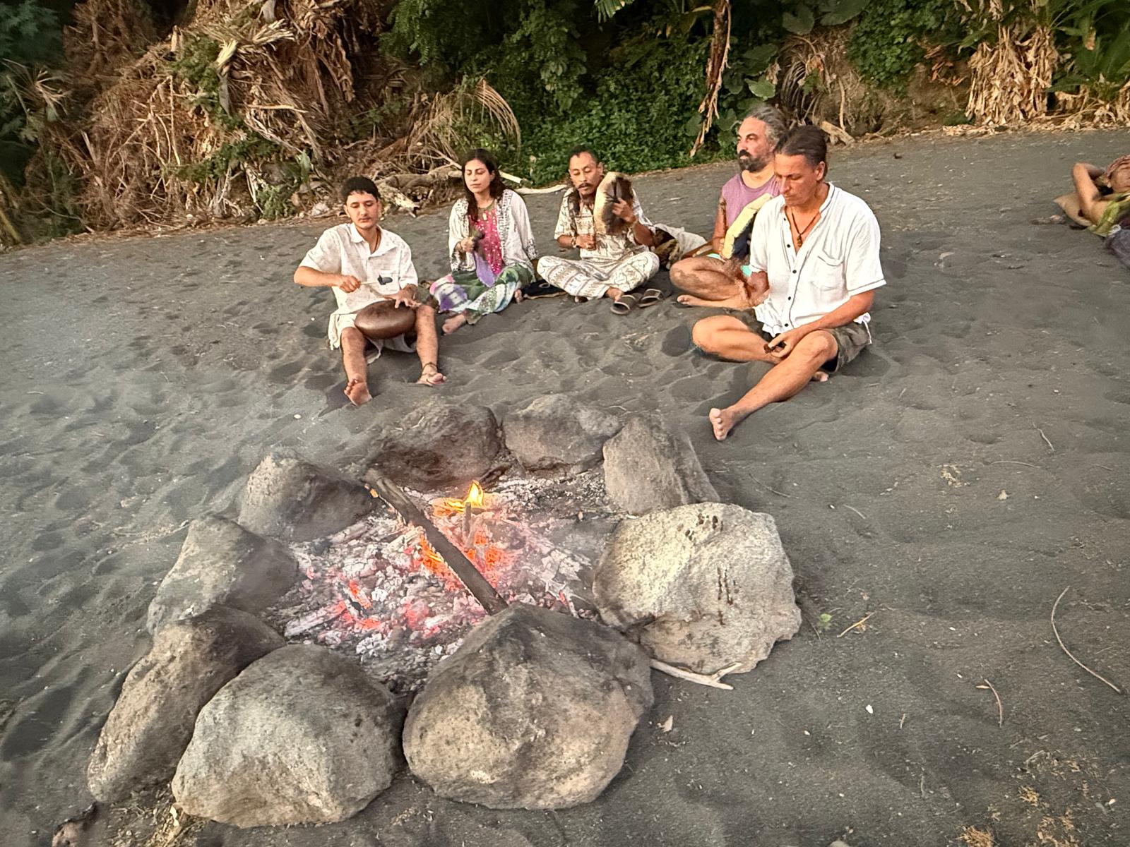 Feuer am Vulkanstrand