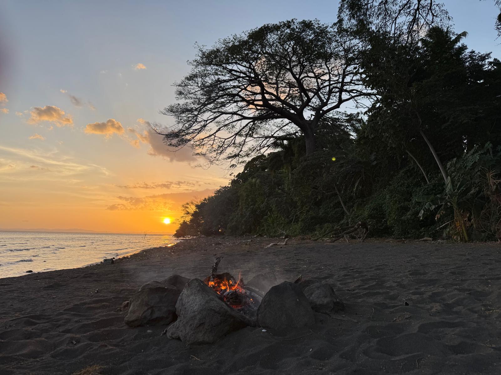 Feuerzeremonie am Vulkanstrand