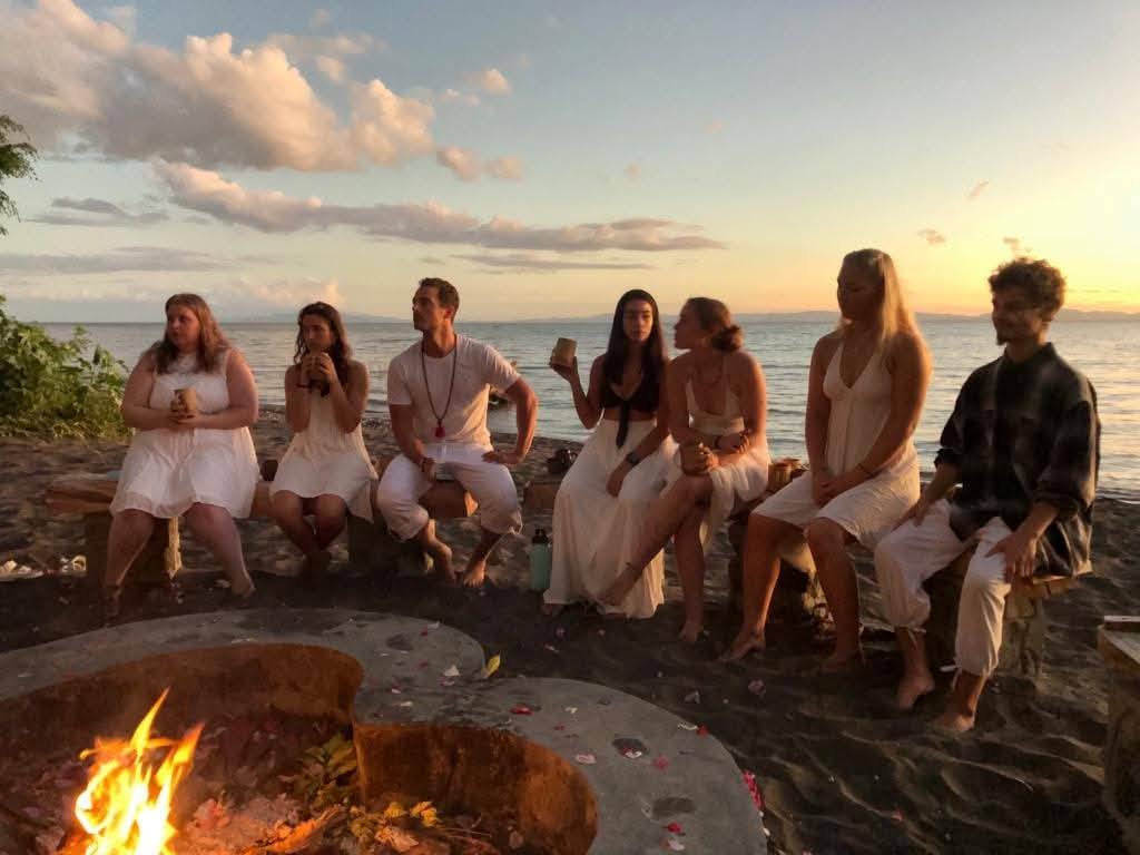 Feuerzeremonie am Strand bei Sonnenuntergang